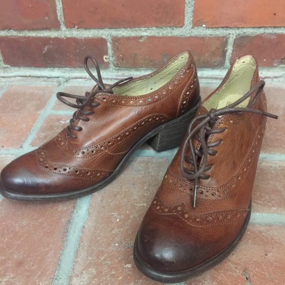 Frye Womens Maggie Perforated Wingtip 